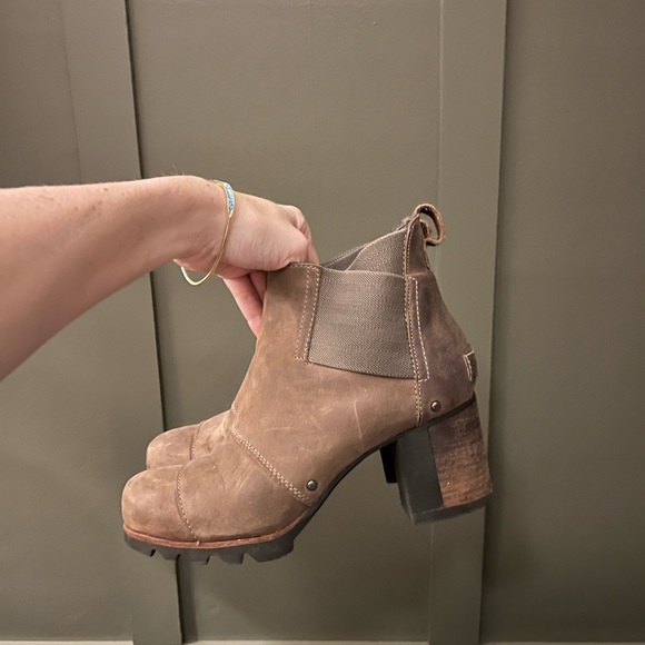 Sorel heeled boots size 8 - Picture 5 of 5